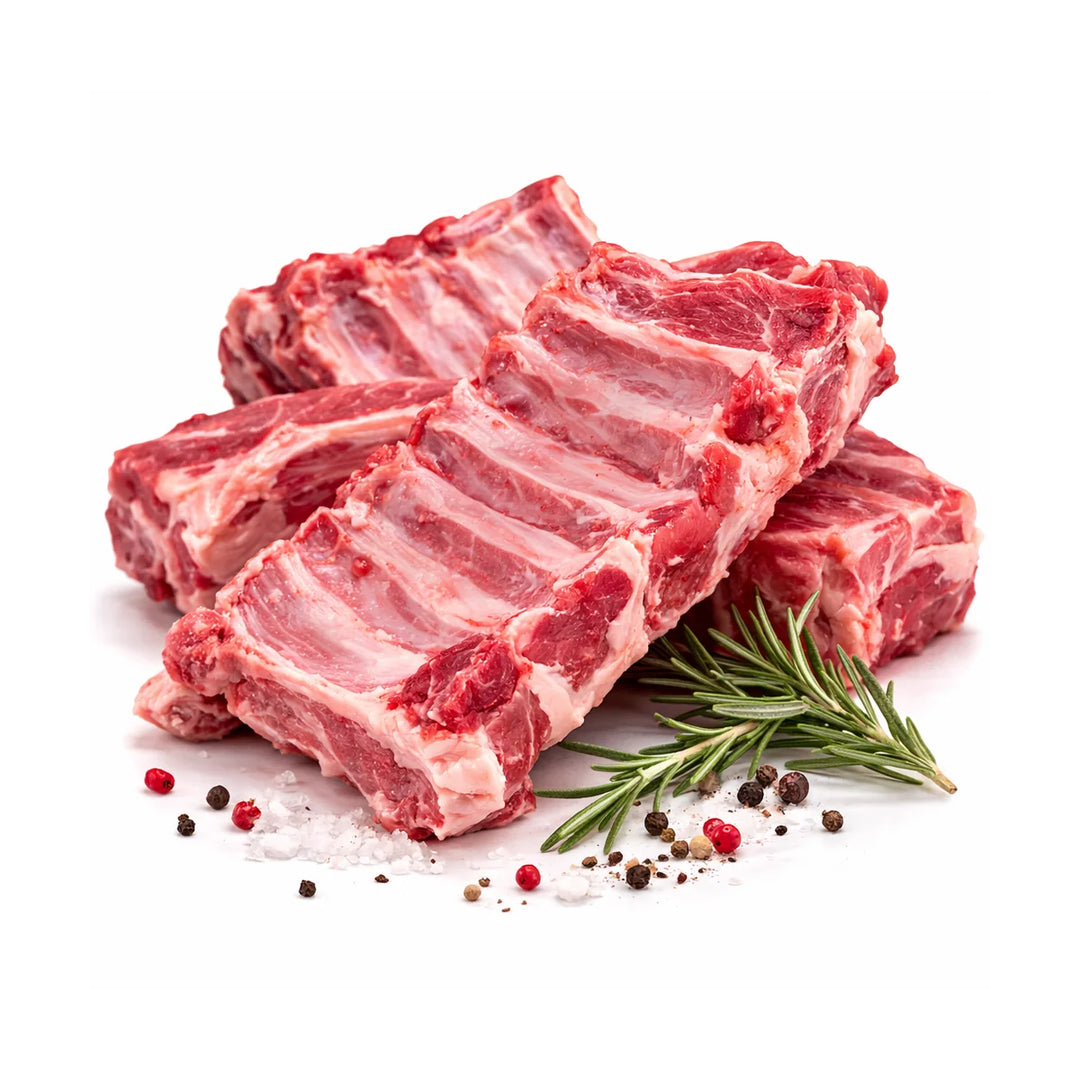 Costine di maiale toscano fresche taglio per brace con rosmarino pepe e sale su sfondo bianco