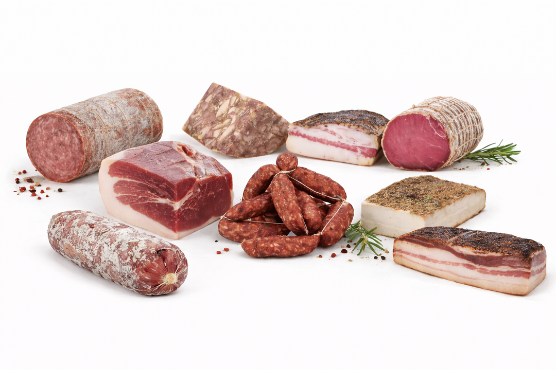 Gran selezione di salumi toscani artigianali assortiti disposti elegantemente su sfondo bianco