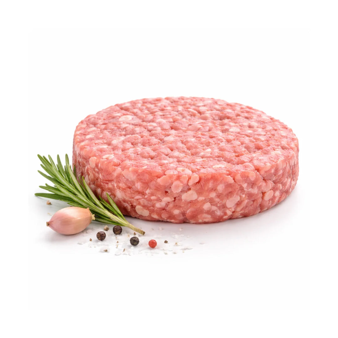Hamburger di suino etrusco artigianale 100% carne di maiale con rosmarino aglio e pepe su sfondo bianco