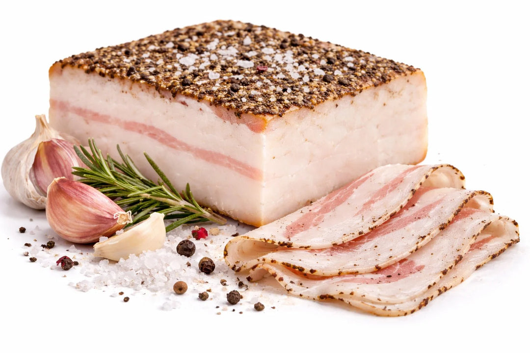 Trancio di lardo di Colonnata con fette sottili, sale, pepe, rosmarino e aglio
