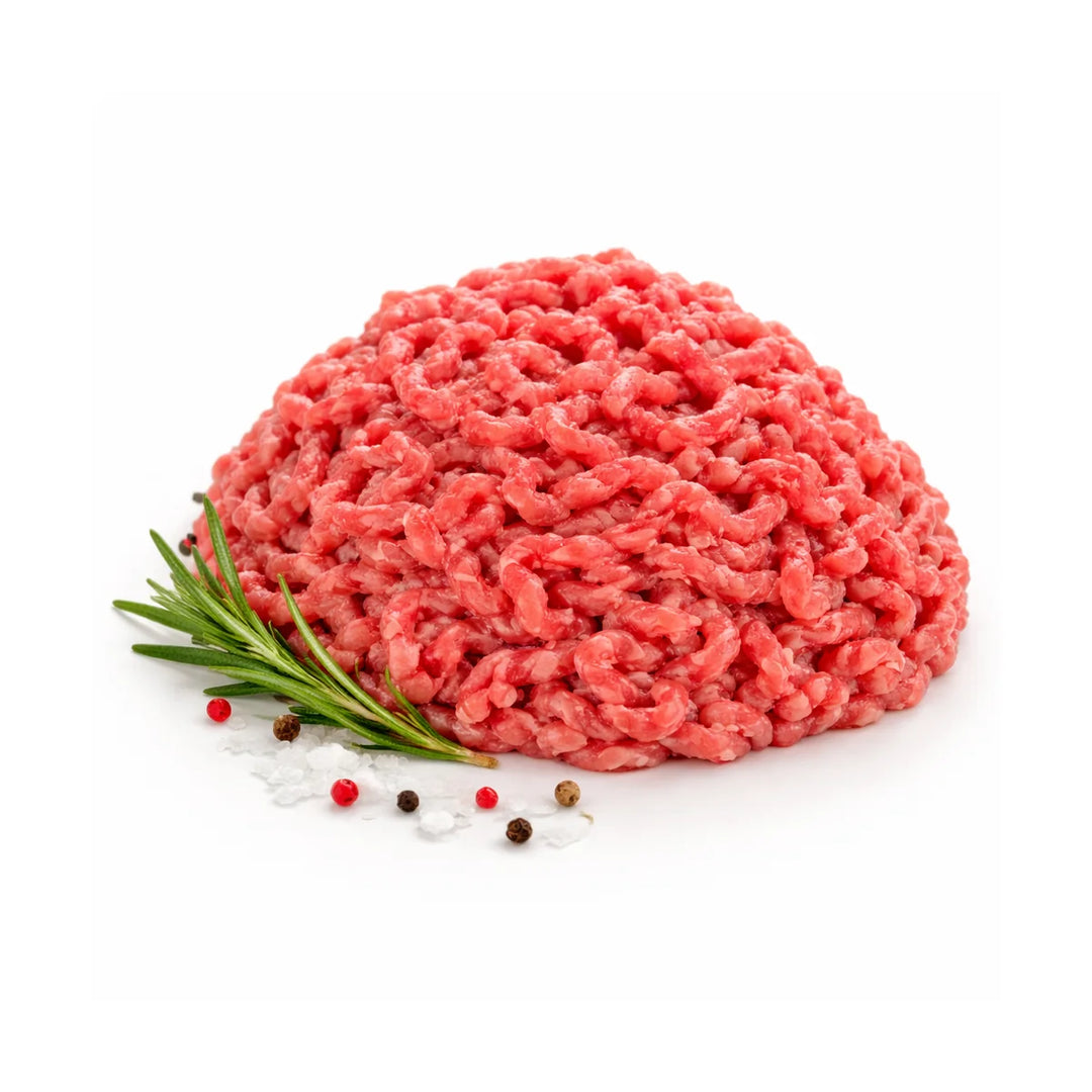 Macinato di bovino Chianina fresco con rosmarino sale grosso e pepe su sfondo bianco