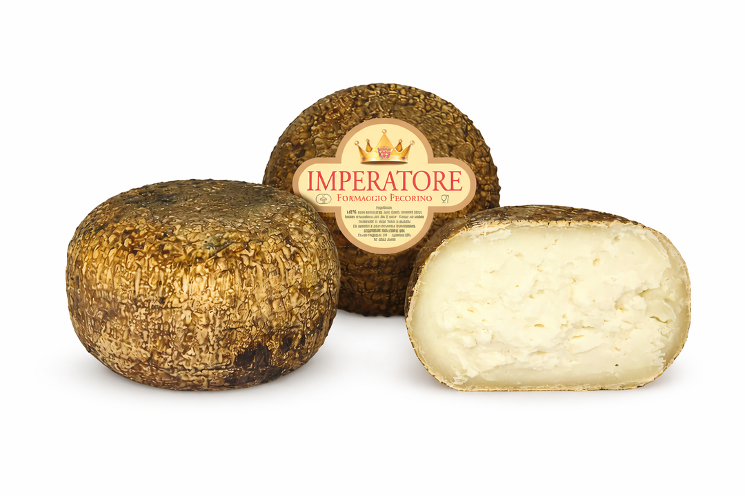 Pecorino Imperatore con forma intera e forma tagliata su sfondo bianco