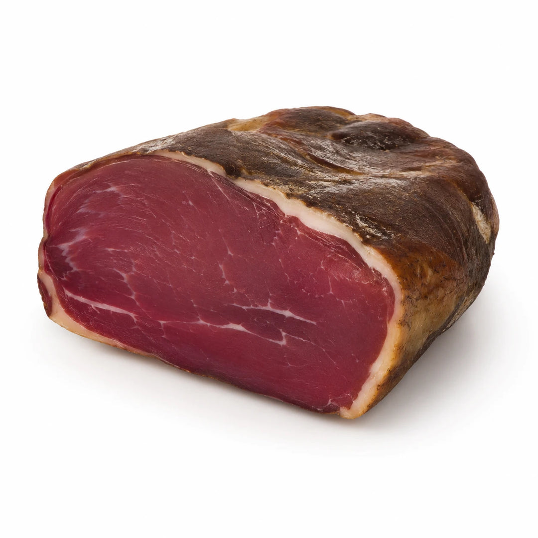Prosciutto crudo di cinghiale disossato al pepe su morsa con aglio, sale e pepe in grani