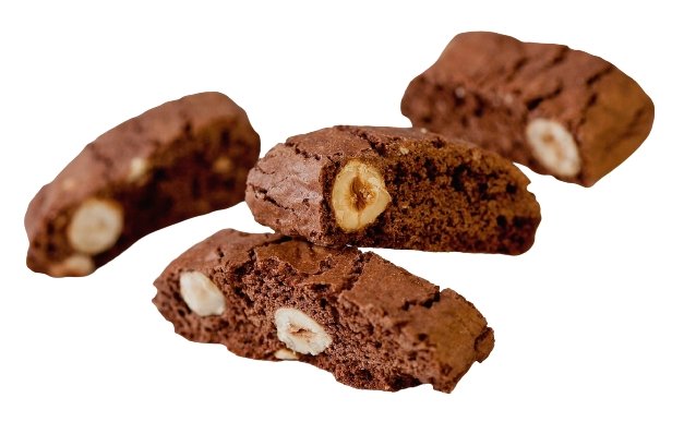 "Cantuccini alla Nocciola e Cacao - La perfezione croccante e avvolgente dei dolci toscani." "Nocciole Toscane di Alta Qualità - Il segreto di un gusto autentico e ricco." "Cacao Intenso - Ogni morso è un'esplosione di sapore deciso e delizioso."