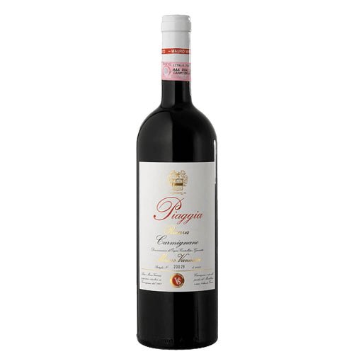 Bottiglia di Carmignano DOCG Riserva “Piaggia” con etichetta e bicchiere da vino su sfondo di vigneti toscani.