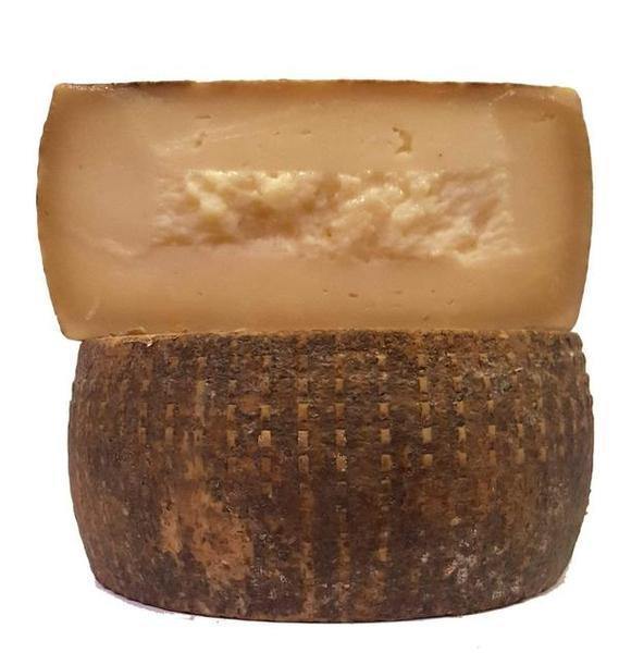 Pecorino Stagionato in Grotta 1,25 Kg Artigianale - Salumeria Toscana Pecorino Stagionato in Grotta 1,25 Kg ArtigianaleCaseificio MaremmaSalumeria Toscana pecorino in grottaPecorino Stagionato in Grotta 1,2 Kg - Salumeria Toscana - formaggi, formaggio, formaggio di capra, formaggio di grotta, pecorino, pecorino di Pienza, pecorino fresco, pecorino stagionato