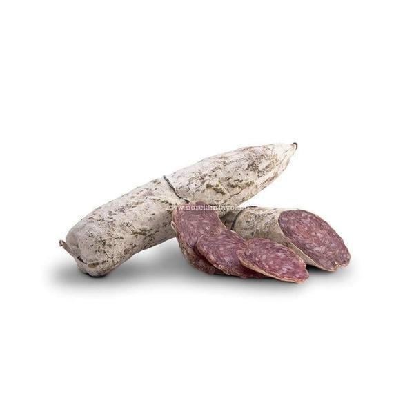 "Salamino con Cinghiale - Il gusto autentico dei boschi toscani." "Esperienza Gustativa Unica - Carne di cinghiale selezionata per un sapore selvatico."